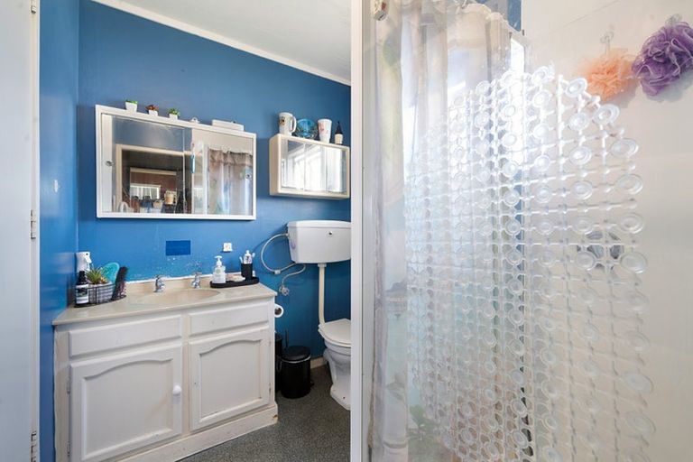 Photo of property in 3 Hillary Heights Avenue, Glendene, Auckland, 0602