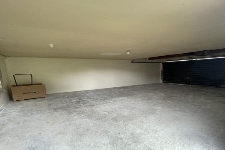 Photo of property in 28 Hinton Place, Weymouth, Auckland, 2103