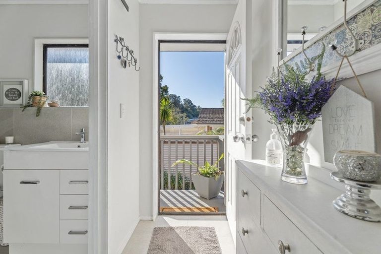 Photo of property in 27 Pohutukawa Avenue, Shelly Park, Auckland, 2014