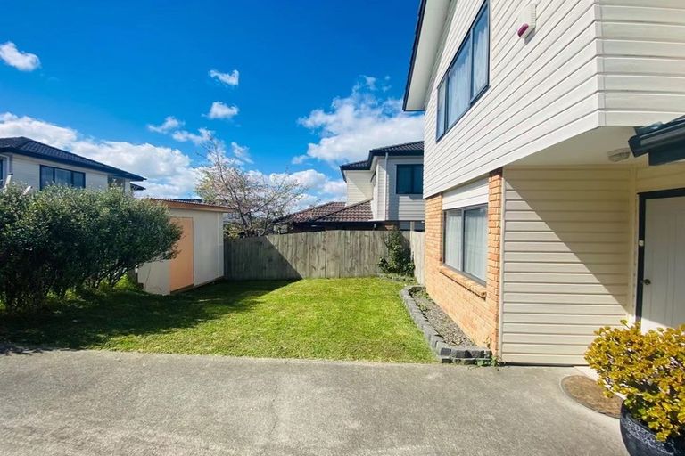 Photo of property in 16 Andover Way, Goodwood Heights, Auckland, 2105