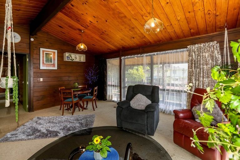Photo of property in 14 Ambury Place, Merrilands, New Plymouth, 4312