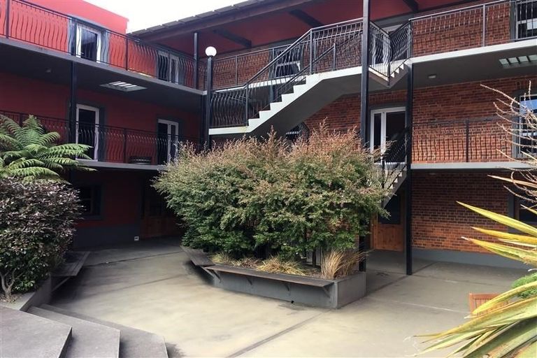 Photo of property in 1/2 Manor Place, Dunedin Central, Dunedin, 9016