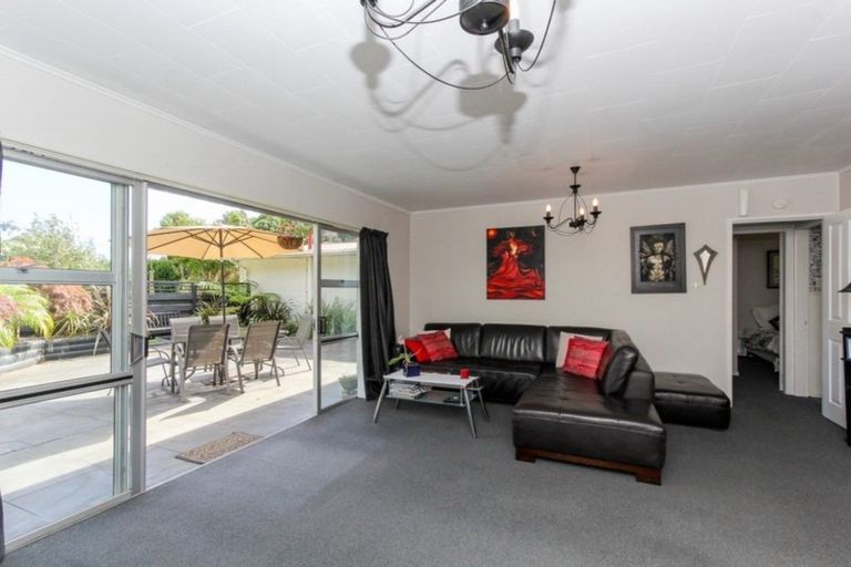 Photo of property in 2/12 Ambury Place, Merrilands, New Plymouth, 4312