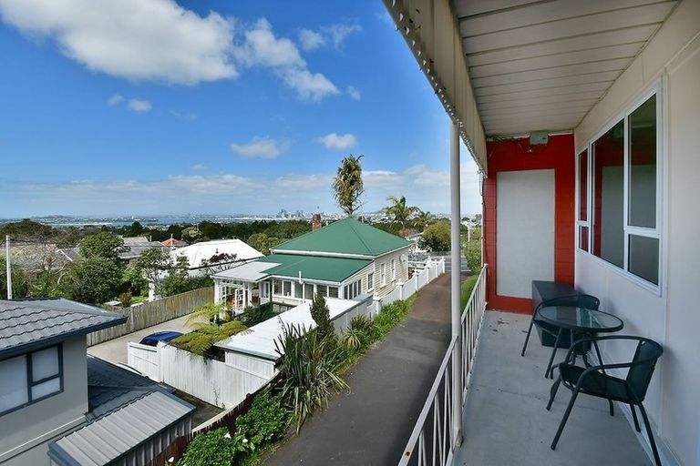 Photo of property in 7/219 Onewa Road, Birkenhead, Auckland, 0626