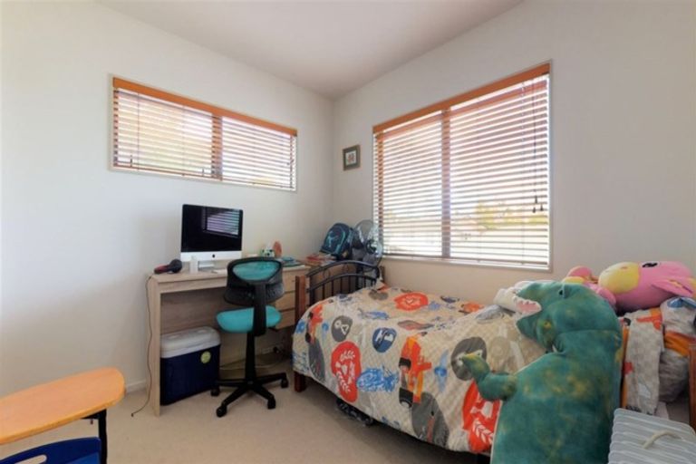 Photo of property in 898a East Coast Road, Northcross, Auckland, 0630