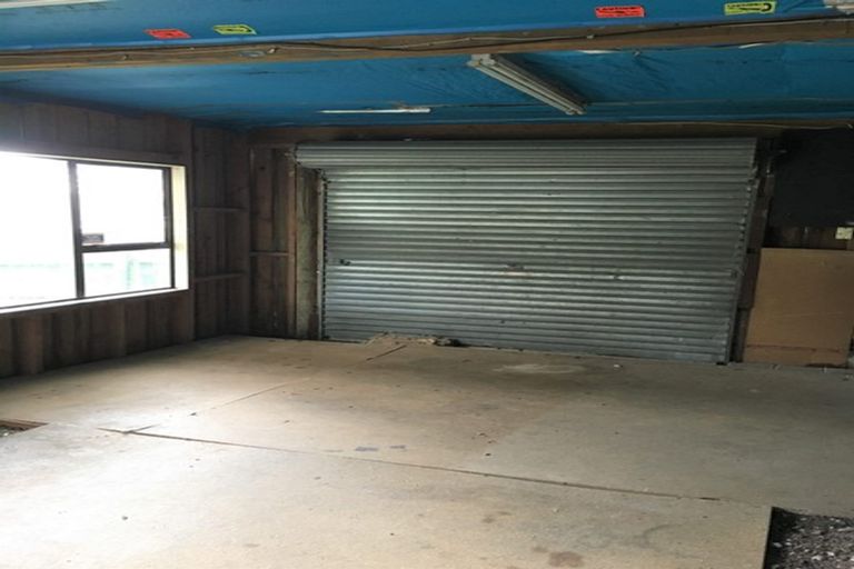 Photo of property in 60 Lavelle Road, Henderson, Auckland, 0612