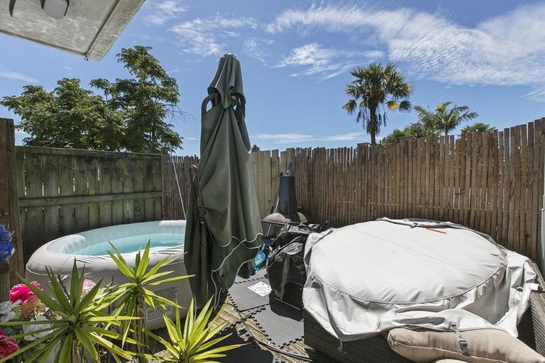 Photo of property in 13 Pipitea Place, Massey, Auckland, 0614