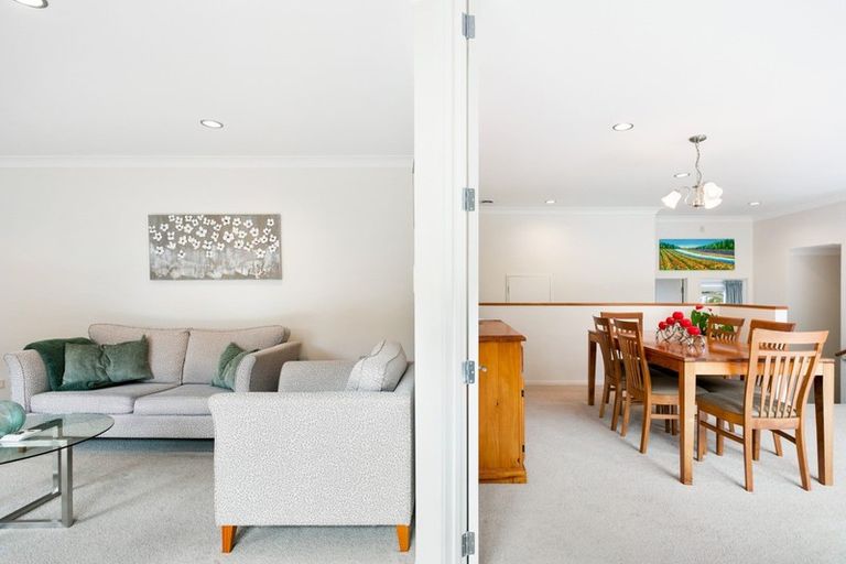 Photo of property in 20 Rising Parade, Fairview Heights, Auckland, 0632