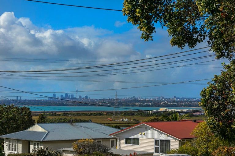 Photo of property in 15 Fairlea Road, Te Atatu South, Auckland, 0610