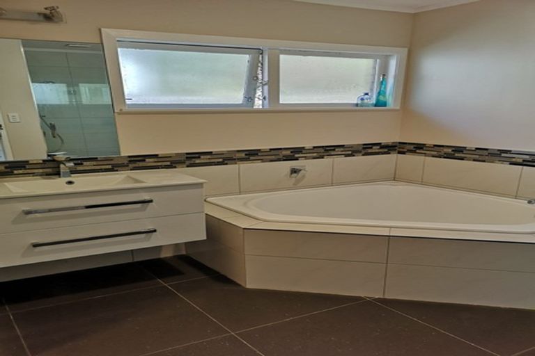 Photo of property in 23 Glenmore Road, Sunnyhills, Auckland, 2010