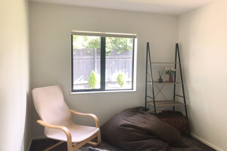 Photo of property in 8a Blythe Place, Glendene, Auckland, 0602