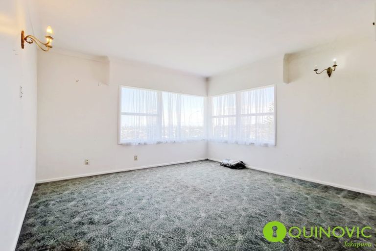 Photo of property in 520 Glenfield Road, Glenfield, Auckland, 0629