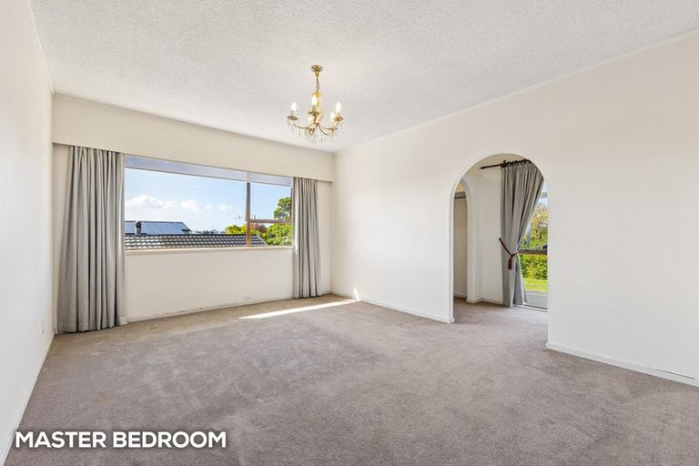 Photo of property in 33 Prince Regent Drive, Half Moon Bay, Auckland, 2012