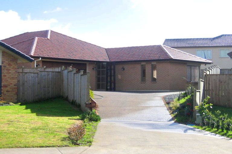 Photo of property in 13 Walter Haddrell Crescent, Flat Bush, Auckland, 2016