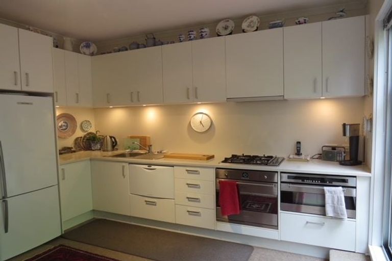 Photo of property in 72 Oriental Parade, Oriental Bay, Wellington, 6011