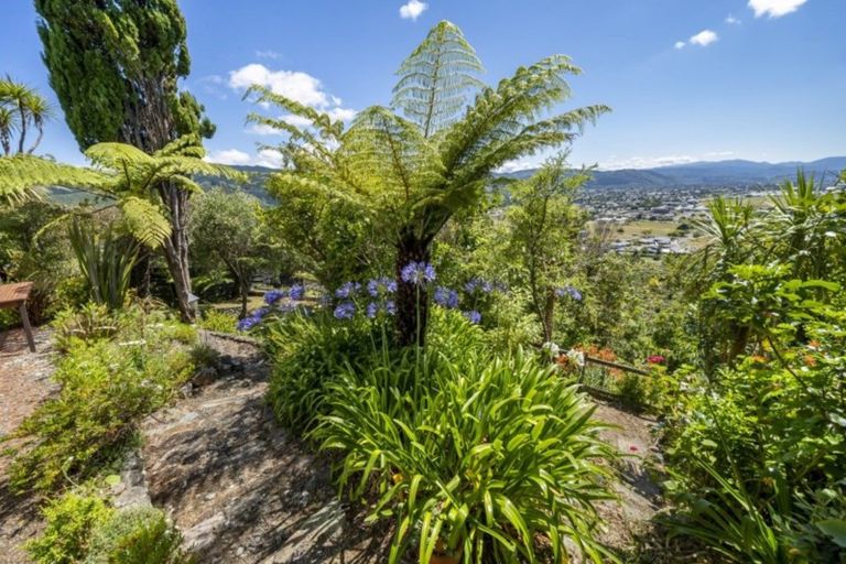 Photo of property in 16 Raynham Way, Silverstream, Upper Hutt, 5019