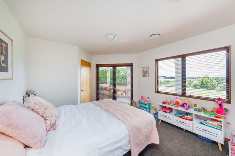 Photo of property in 33 Ruapehu Drive, Fitzherbert, Palmerston North, 4410