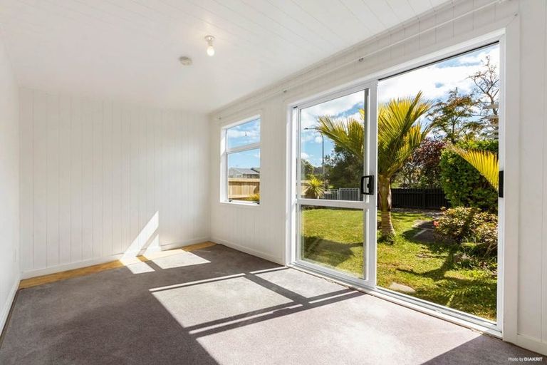 Photo of property in 24 La Rosa Street, Green Bay, Auckland, 0604