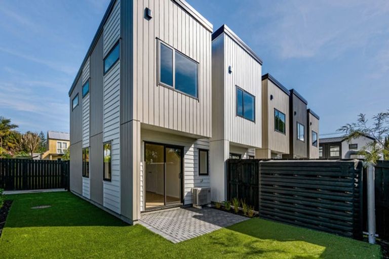 Photo of property in 7/721 Te Atatu Road, Te Atatu Peninsula, Auckland, 0610