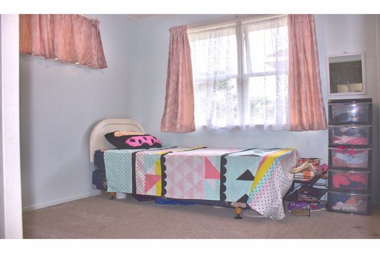 Photo of property in 23 Laura Street, Kelston, Auckland, 0602