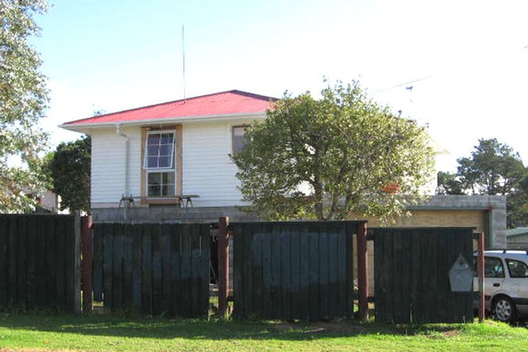 Photo of property in 6 Glen Marine Parade, Glendene, Auckland, 0602