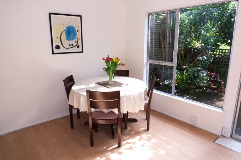 Photo of property in 9/18 Parr Terrace, Castor Bay, Auckland, 0620