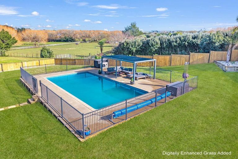 Photo of property in 8 Meadowview Close, Waiuku, 2123