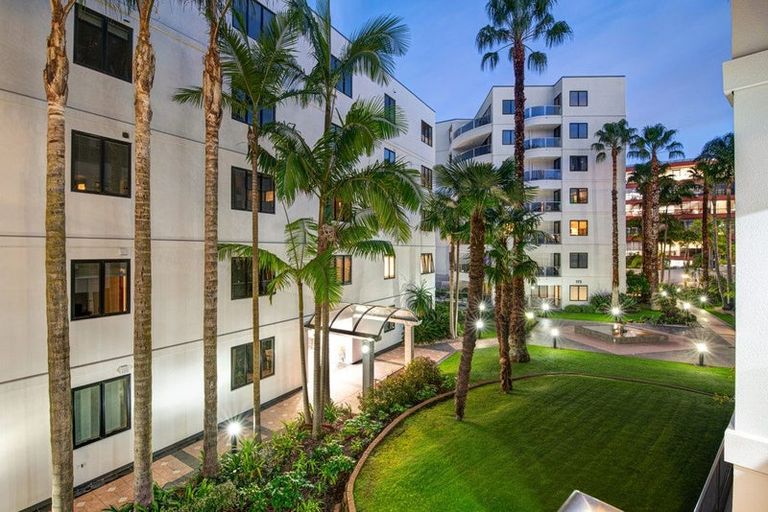 Photo of property in 1e/175 Hurstmere Road, Takapuna, Auckland, 0622