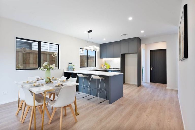 Photo of property in 21c Montgomery Avenue, Belmont, Auckland, 0622