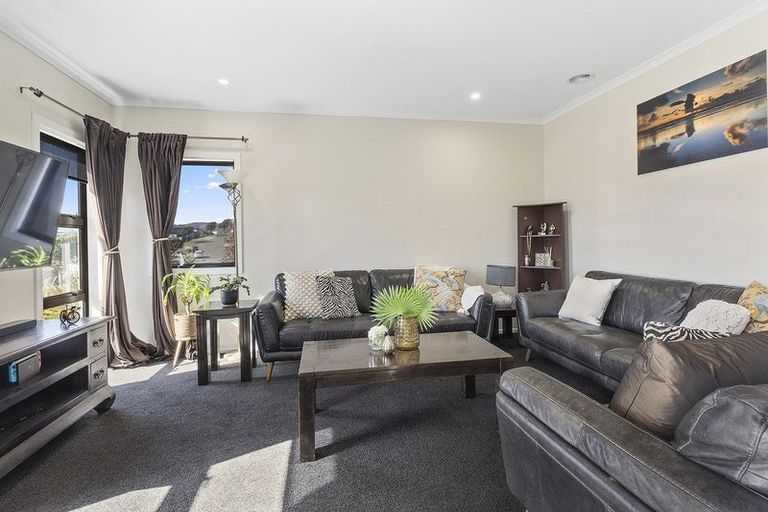Photo of property in 13 Madeira Close, Whitby, Porirua, 5024