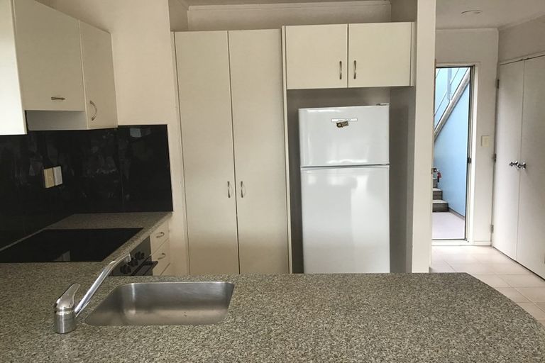 Photo of property in 1d/20 Ian Marwick Place, Birkenhead, Auckland, 0626