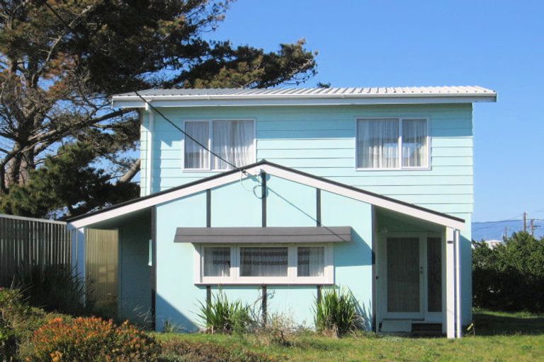 Photo of property in 12 Chaffey Street, Foxton Beach, Foxton, 4815