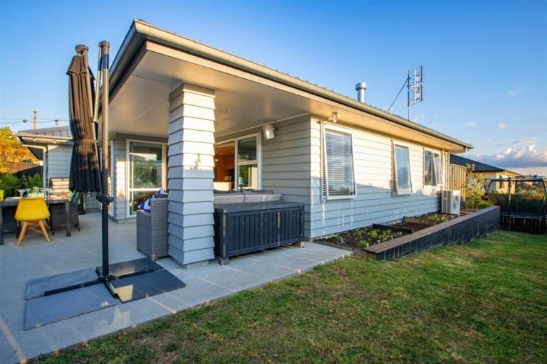 Photo of property in 14 Kahu Close, Orewa, 0931