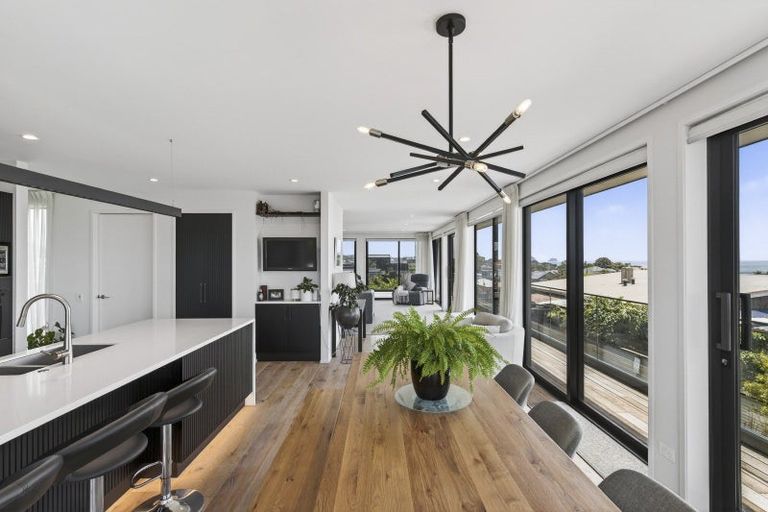 Photo of property in 8 Kowhai Street, Strandon, New Plymouth, 4312