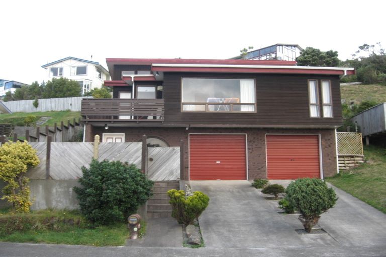 Photo of property in 50 Chapman Street, Newlands, Wellington, 6037