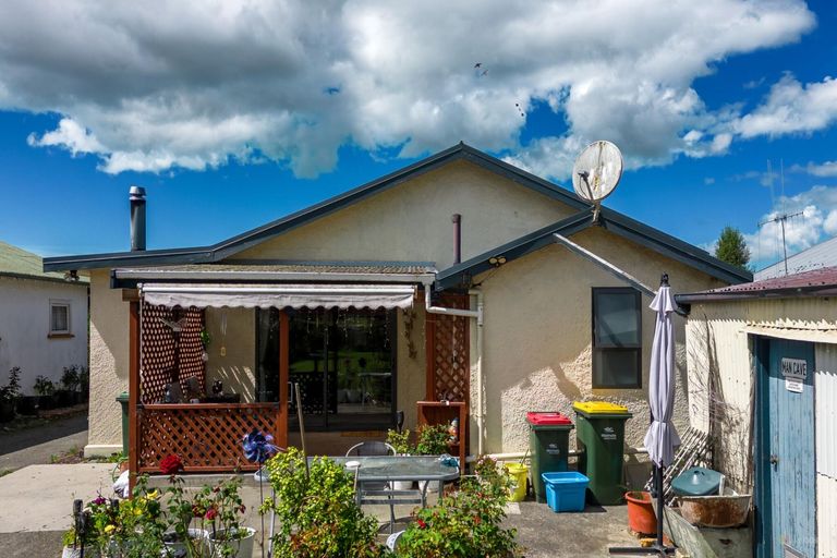 Photo of property in 70 Rhodes Street, Waimate, 7924