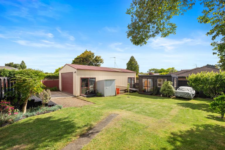 Photo of property in 16 Stonehurst Avenue, Waiuku, 2123