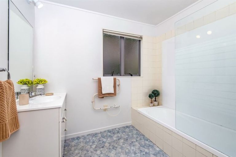 Photo of property in 14 Capilano Place, Glenfield, Auckland, 0629