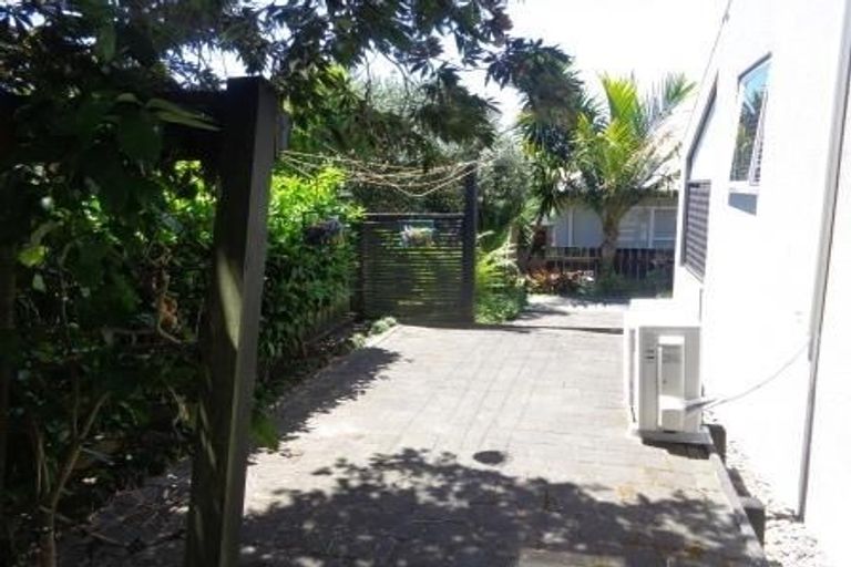 Photo of property in 18 Marina View Drive, West Harbour, Auckland, 0618