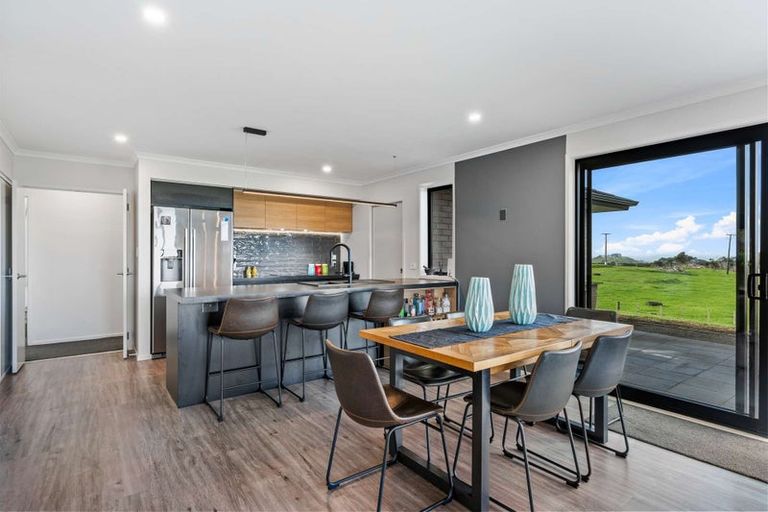 Photo of property in 2712 South Head Road, South Head, Helensville, 0874