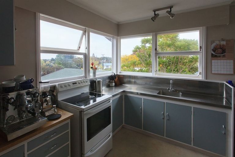 Photo of property in 28 Coniston Avenue, Te Atatu South, Auckland, 0610