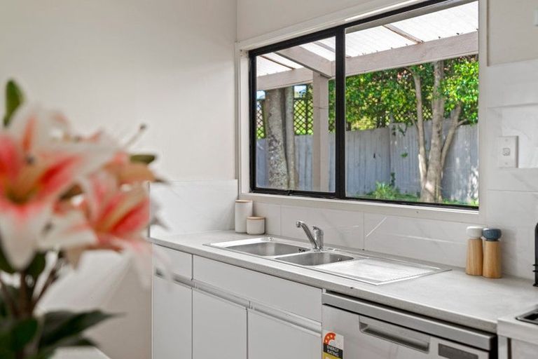 Photo of property in 9 Sungrove Rise, Sunnyvale, Auckland, 0612