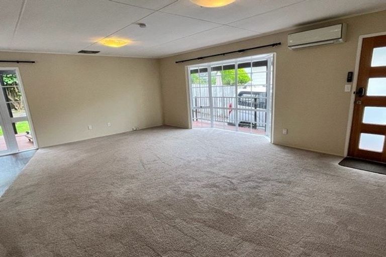 Photo of property in 2/34 Sandgate Avenue, Botany Downs, Auckland, 2010