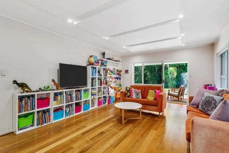 Photo of property in 9 Sandown Road, Rothesay Bay, Auckland, 0630