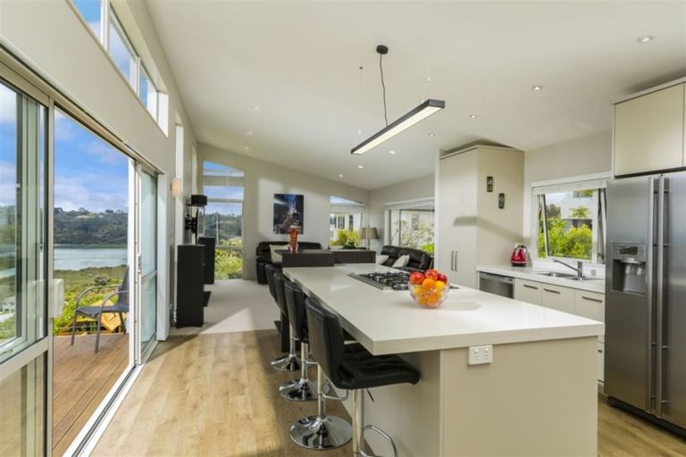 Photo of property in 84 Kittiwake Drive, Schnapper Rock, Auckland, 0632