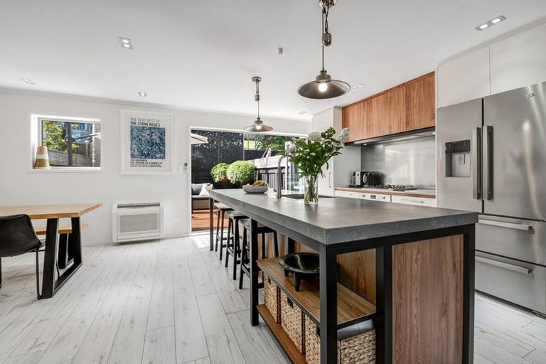 Photo of property in 4/13 Kaihu Street, Northcote, Auckland, 0627