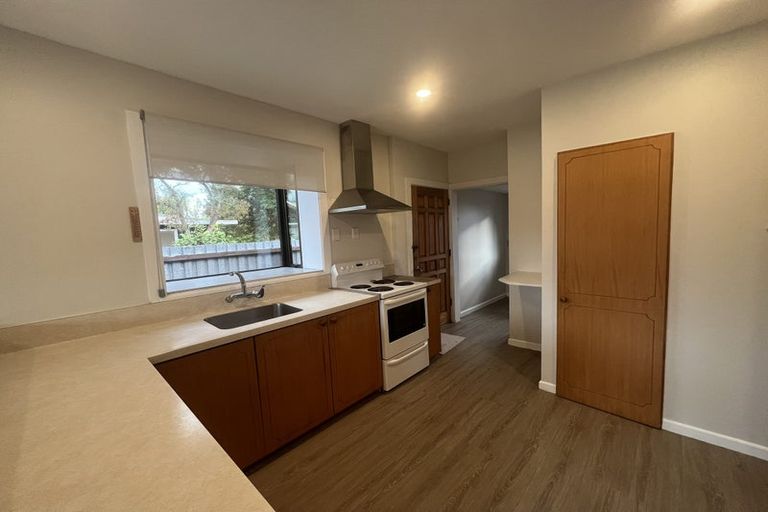 Photo of property in 32 Avonhead Road, Avonhead, Christchurch, 8042