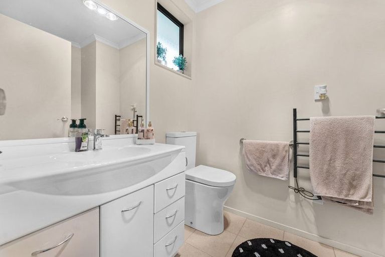 Photo of property in 4 Fairford Avenue, Henderson, Auckland, 0612