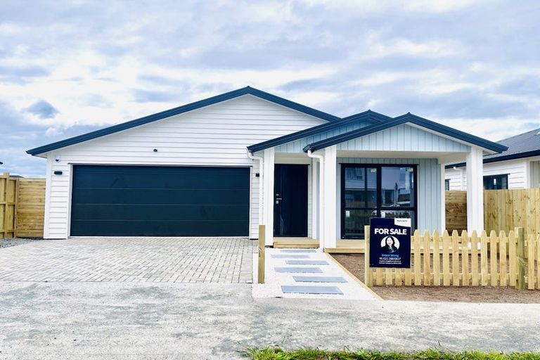 Photo of property in 21 Cronshaw Road, Karaka, 2113