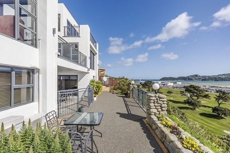 Photo of property in 8 Bunker Way, Strathmore Park, Wellington, 6022